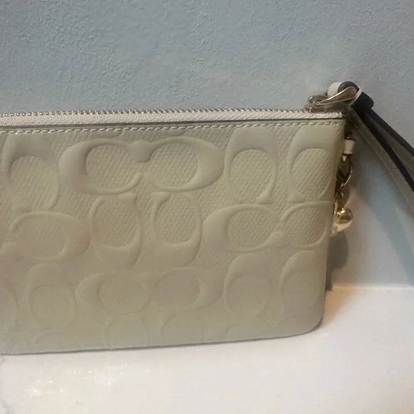 Coach Wristlet w/ Pastel Heart Charm. Corner zip Embossed Leather NWOT - Picture 5 of 7